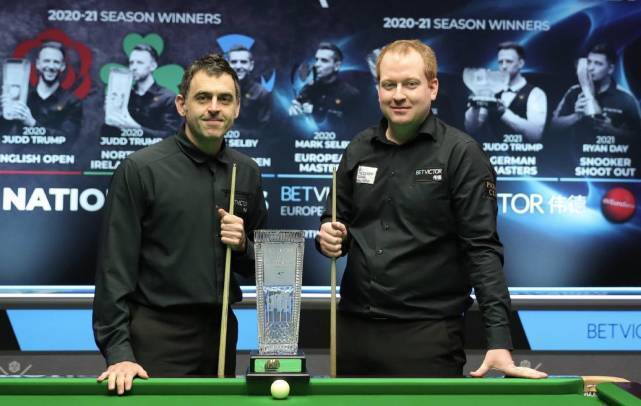 笑容透露着 笑容透露着